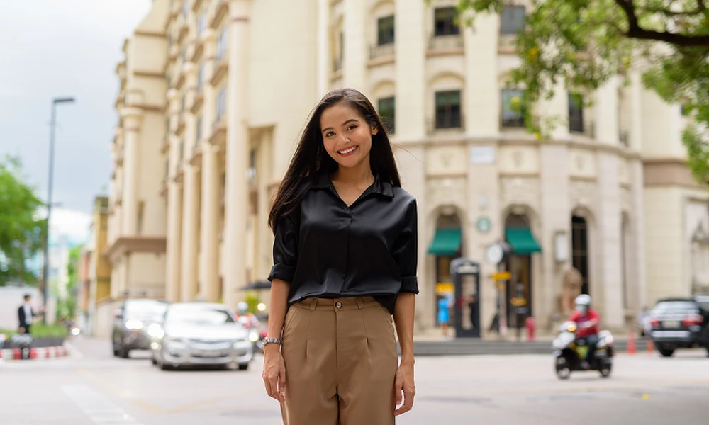 How to Get Smooth and Manageable Hair Without Overspending on Frizzy Hair Treatment